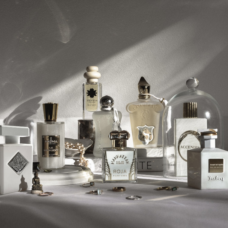 Auswahl an Parfums passend zum Thema der Kolumne