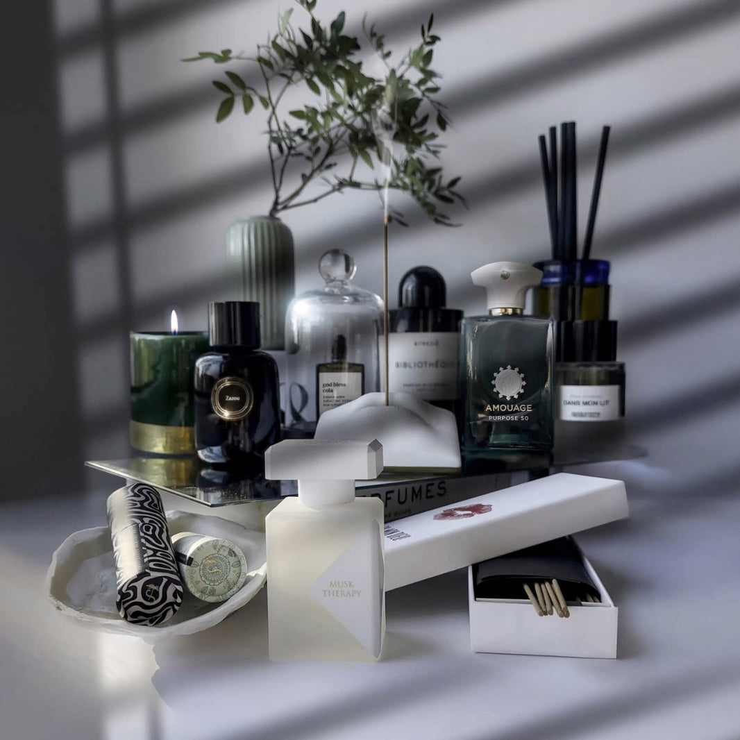Auswahl an Parfums passend zum Thema der Kolumne