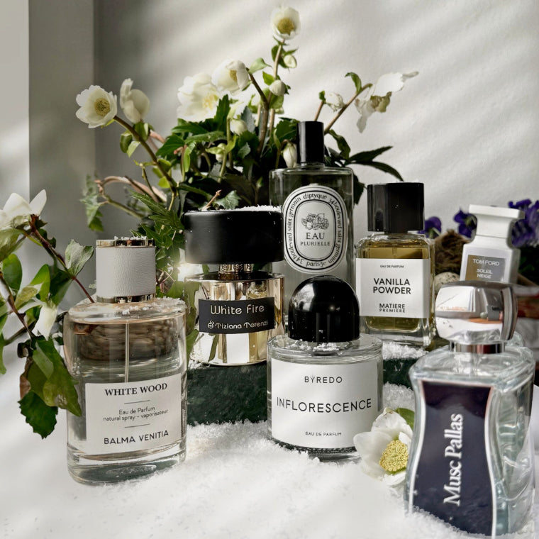 Auswahl an Parfums passend zum Thema der Kolumne