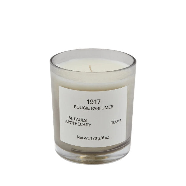FRAMA - 1917 - Duftkerze im klaren Glas mit minimalistischem Etikett und duftender Wachsfüllung auf weißem Hintergrund