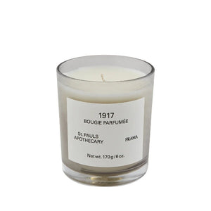 FRAMA - 1917 - Duftkerze im klaren Glas mit minimalistischem Etikett und duftender Wachsfüllung auf weißem Hintergrund