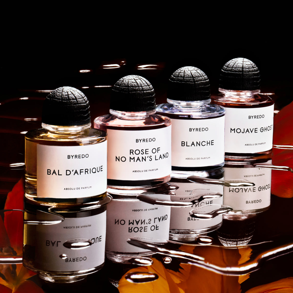 Byredo - Blanche - Absolu de Parfum Flakon mit schwarzem, geprägtem Verschluss und klarer Gestaltung vor dunklem Hintergrund