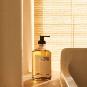 FRAMA - Apothecary - Hand Wash in klarem Spender mit schwarzem Pumpkopf in warmem, sonnendurchflutetem Badezimmerlicht