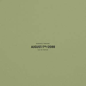 Rundholz Parfums - August/7th/2088 Schriftzug auf grünem Hintergrund in minimalistischer Gestaltung