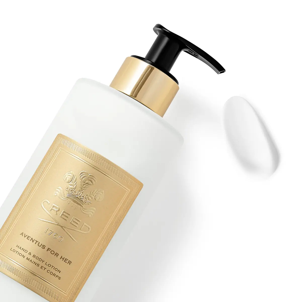 Creed - Aventus for Her - Hand & Body Lotion mit schwarzer Pumpe und goldfarbenem Etikett auf weißem Flakon