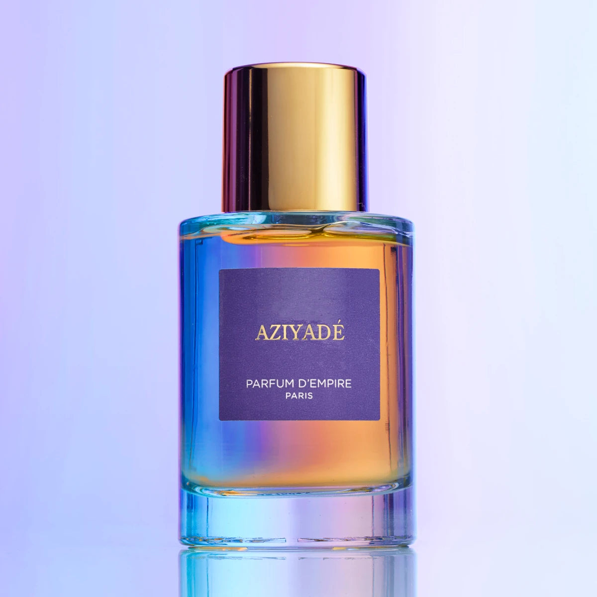 Parfum d'Empire - Aziyadé Flakon mit goldenem Verschluss und farblich changierendem Glas vor hellem Hintergrund