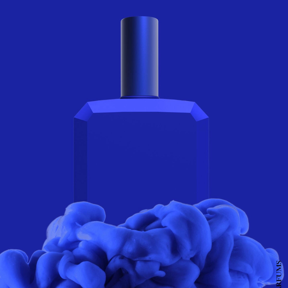 Histoires de Parfums - This is not a Blue Bottle 1.1 Flakon in intensivem Blau mit abstrakter blauer Rauchwolke auf blauem Hintergrund