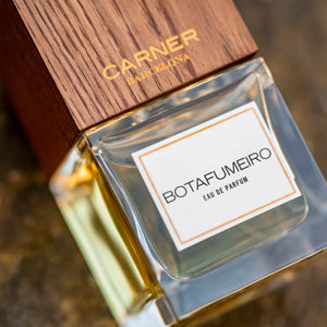 Carner Barcelona - History Collection - Botafumeiro Parfumflakon mit quadratischem Holzdeckel und klarem Glasbehälter