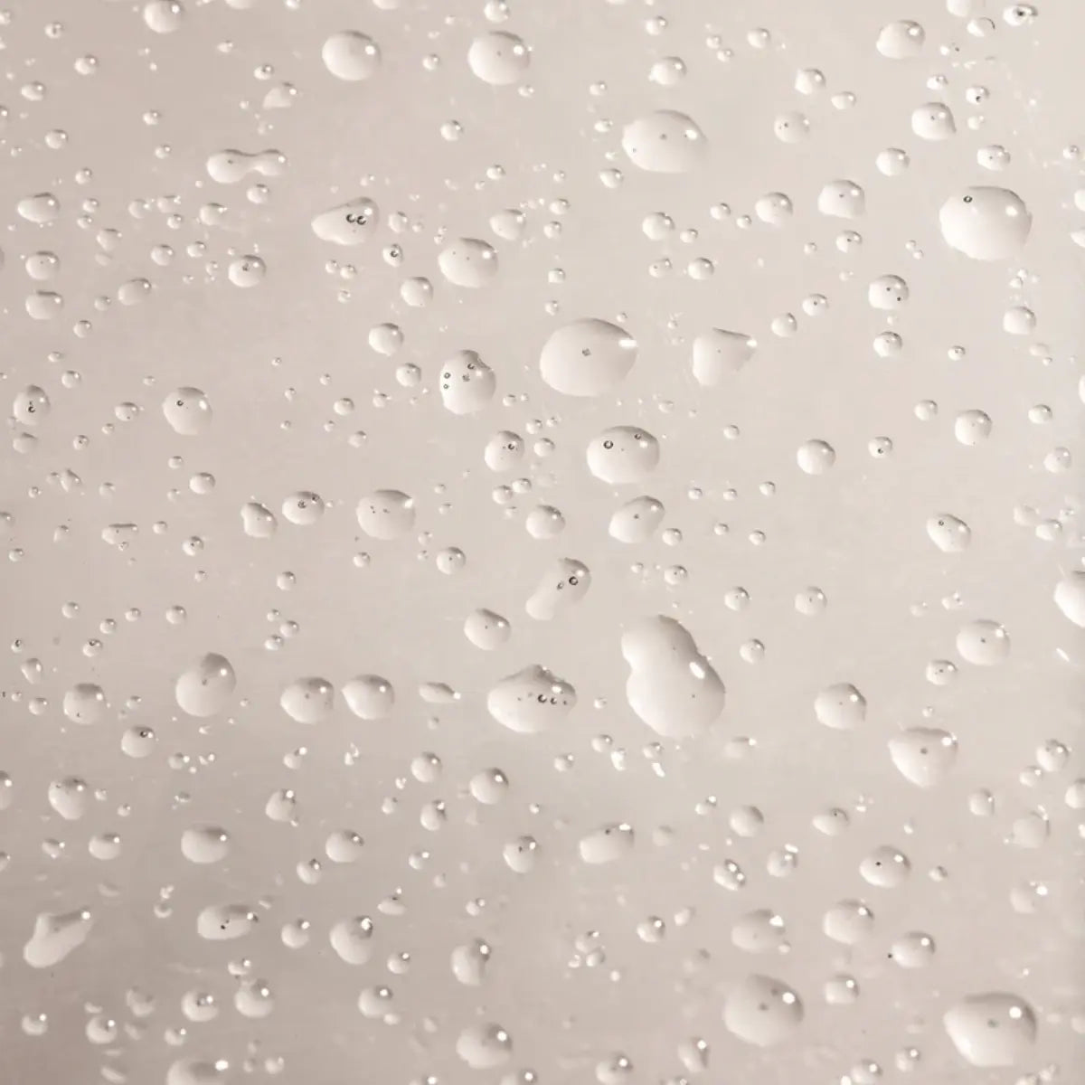 SBT - Sensitive - Calming Toner zeigt feine Wassertropfen für intensive Feuchtigkeitsversorgung empfindlicher Haut