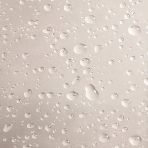 SBT - Sensitive - Calming Toner zeigt feine Wassertropfen für intensive Feuchtigkeitsversorgung empfindlicher Haut