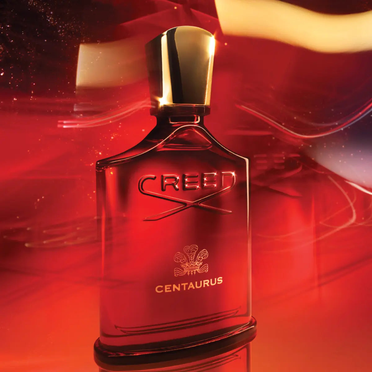 Creed - Centaurus Parfümflakon in intensiv rotem Glas mit glänzendem goldfarbenem Verschluss und edlem Design