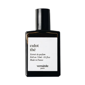 Versatile - Culot Thé Roll-on Flakon in elegantem Schwarz mit weißem Etikett auf weißem Hintergrund