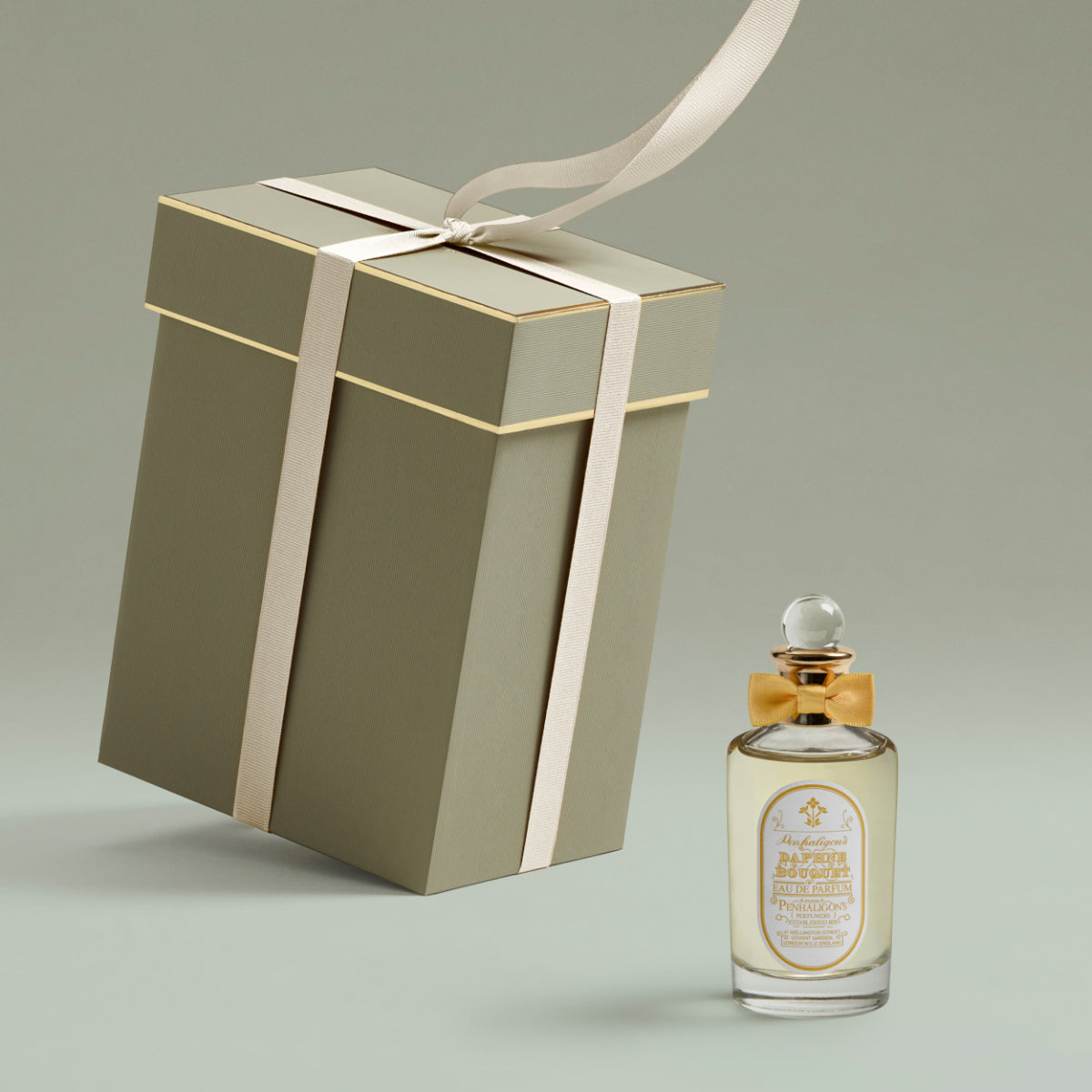 Penhaligon's - British Tales - Daphne Bouquet in klassischem Flakon mit goldenem Schleifchen neben edler Geschenkschachtel