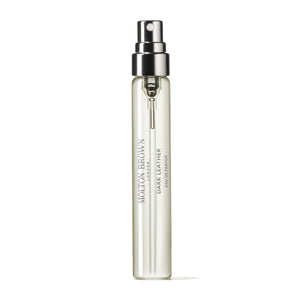 Molton Brown - Dark Leather Reisezerstäuber mit transparentem Glas und silberfarbenem Sprühkopf vor weißem Hintergrund