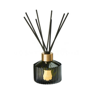 Trudon - Reed Diffusor - Joséphine mit dunkelgrünem geriffeltem Flakon, goldfarbenem Verschluss und schwarzen Diffusorstäbchen vor weißem Hintergrund