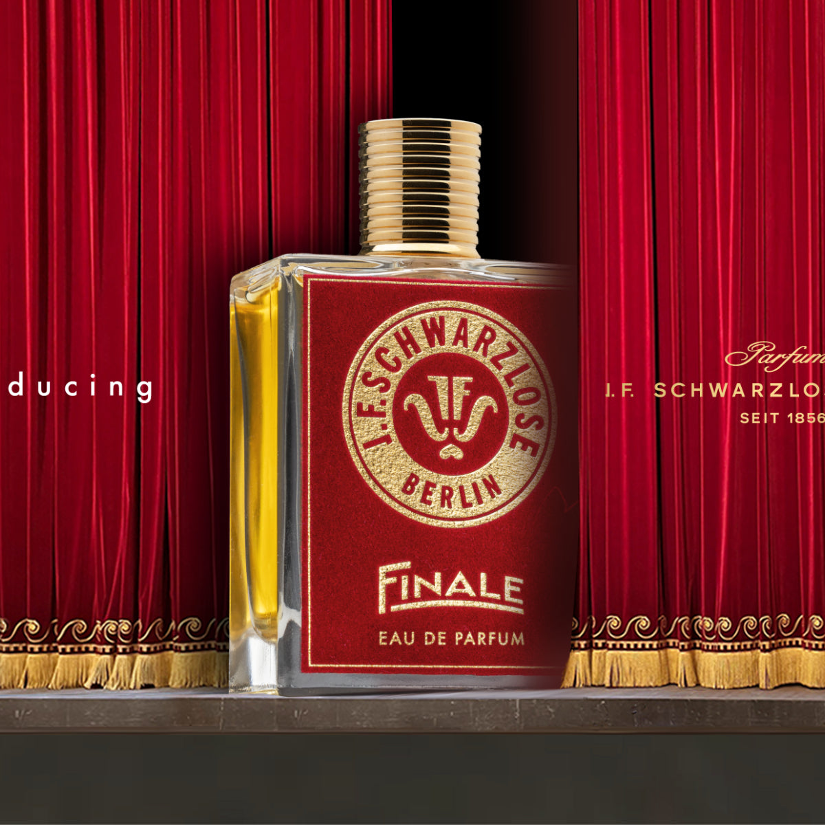 J.F. Schwarzlose Berlin - Finale Parfumflakon mit rotem Etikett und goldenem Verschluss vor rotem Theatervorhang