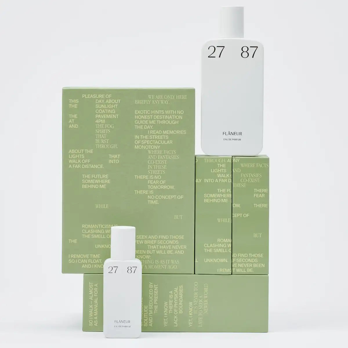 27 87 Perfumes - flâneur Parfumflakon in schlichtem Weiß vor pastellgrüner Verpackung mit poetischem Textdesign