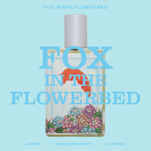 Imaginary Authors - Fox in the Flowerbed transparente Flasche mit Fuchs und bunten Blumen vor blauem Hintergrund