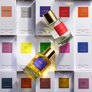 Parfum d'Empire - Aziyadé Flakon mit violettem Etikett und goldfarbenem Verschluss auf Produktverpackungen