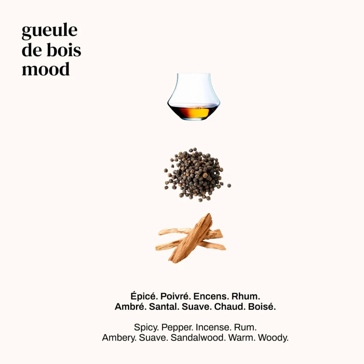 Versatile - Gueule de Bois mit bernsteinfarbenem Rum, Pfefferkörnern und Holzstücken auf hellem Hintergrund