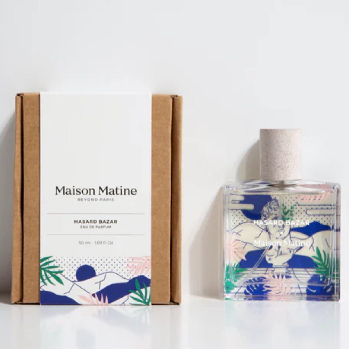 Maison Matine - Hasard Bazar Parfumflakon mit abstrakter Illustration in Blau, Grün und Rosa neben schlichter Verpackung