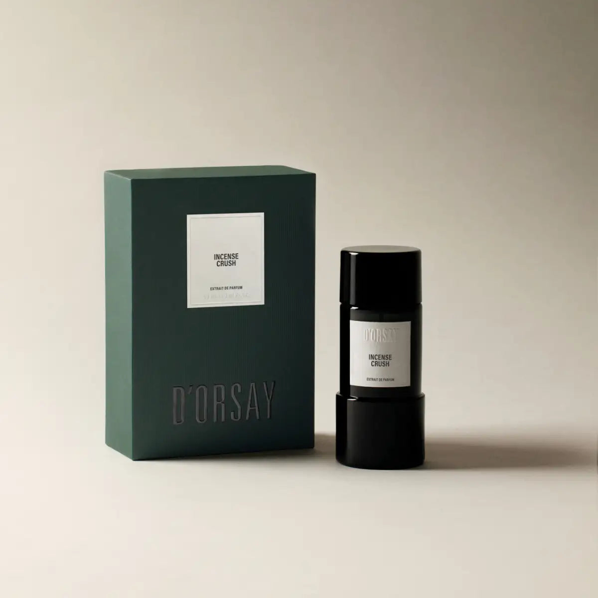 D'Orsay - Incense Crush Parfumflakon in schlichtem, schwarzem Design mit grünem Verpackungskarton vor neutralem Hintergrund