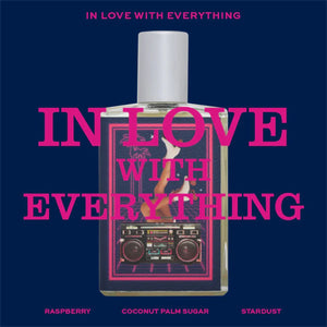 Imaginary Authors - In Love with Everything Flakon mit 80er-Jahre-Boombox und Rollschuhmotiv vor dunklem Hintergrund