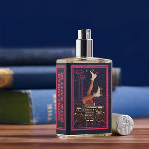 Imaginary Authors - In Love with Everything Flakon mit Rollschuh-Motiv und Boombox vor Büchern auf Holztisch