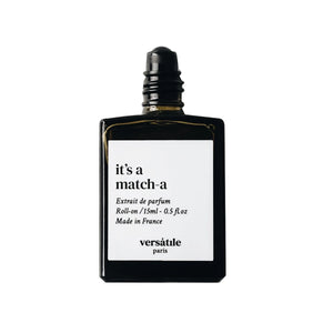 Versatile - It’s a Match-A Roll-On Parfümflakon in schlichtem Schwarz-Weiß-Design vor hellem Hintergrund
