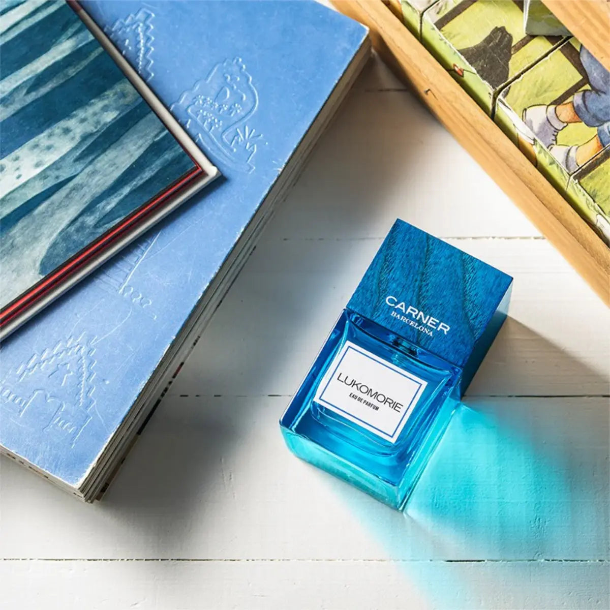 Carner Barcelona - Dream Collection - Lukomorie Parfumflakon in intensivem Blau mit holzfarbenem Deckel auf hellem Untergrund
