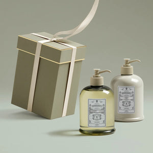 Penhaligon's - Luna - Body & Hand Wash im schlichten Spender vor elegant verpackter Geschenkbox für duftende Körperpflege