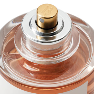 Byredo - Mojave Ghost - Absolu de Parfum Sprühkopf mit goldfarbenem Zerstäuber und klarem Glasflakon in Nahaufnahme