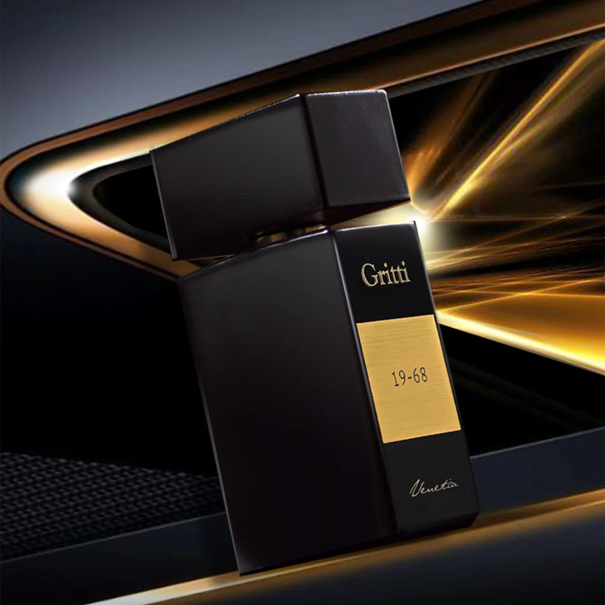 Gritti - Black Collection - 19-68 Parfumflakon in mattem Schwarz mit goldfarbenem Etikett vor stilvollem abstraktem Hintergrund