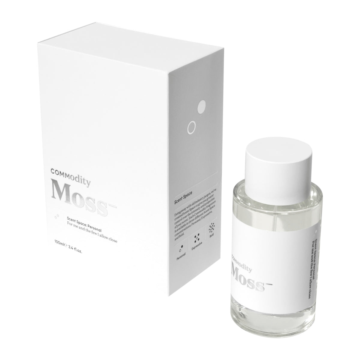 Commodity - Moss- Parfumflakon und Verpackung mit schlichtem weißem Design vor hellem Hintergrund