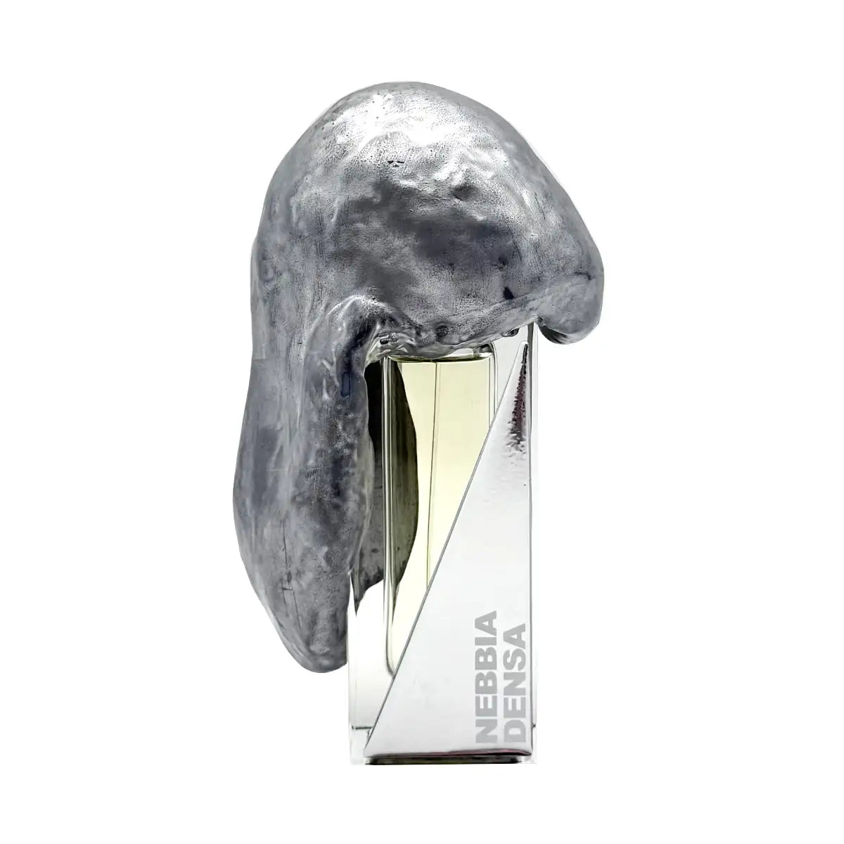 Filippo Sorcinelli - Atmosphere d’Emotion - Nebbia Densa Parfumflakon mit silberner, skulpturaler Hülle auf weißem Hintergrund