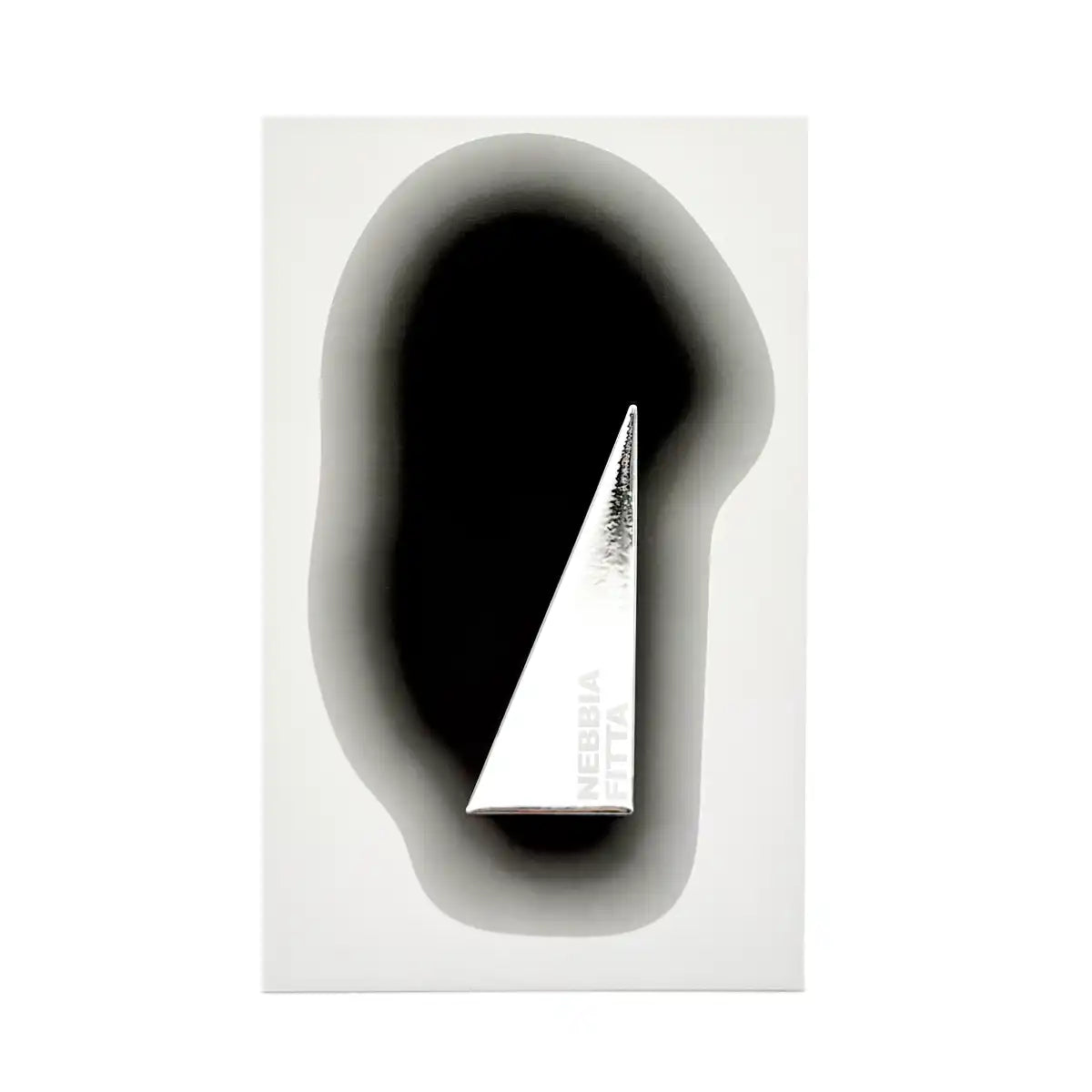 Filippo Sorcinelli - Atmosphere d’Emotion - Nebbia Fitta Parfumflakon mit spiegelnder silberner Oberfläche und abstraktem Schatten auf weißem Grund