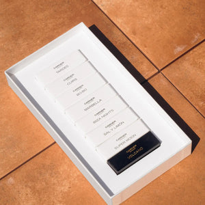 Carner Barcelona - Our Bestsellers Discovery Set mit acht edlen Parfumproben in elegantem weißem Etui auf Terrakotta-Fliesen