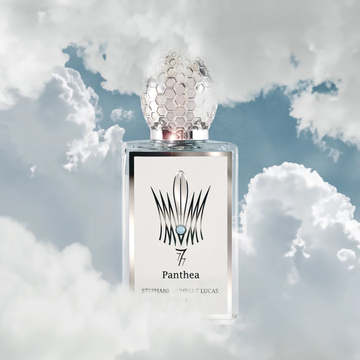 Stéphane Humbert Lucas 777 - Panthea Parfumflakon mit hexagonalem Deckel vor himmlischem Wolkenhintergrund