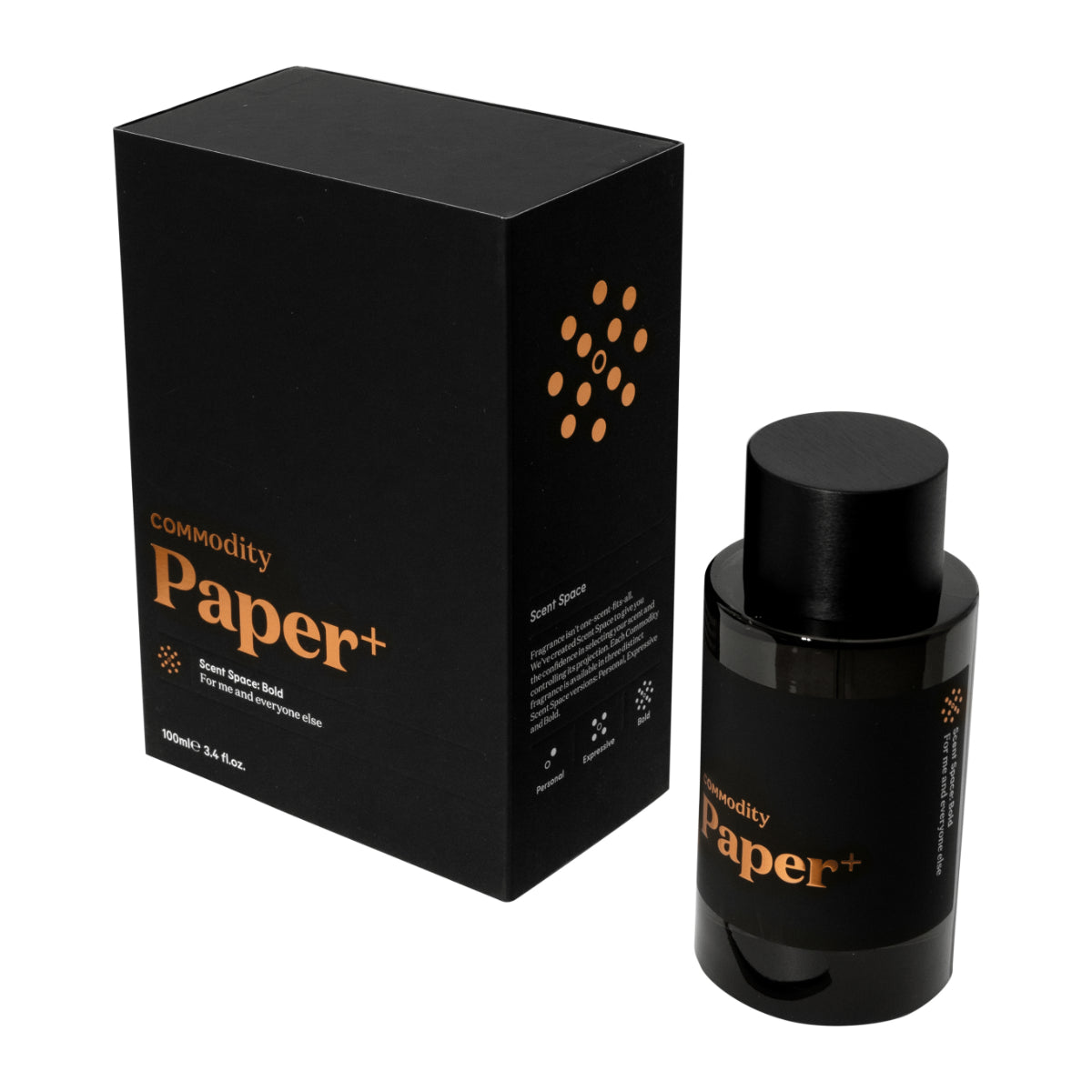 Commodity - Paper+ Parfumflakon mit mattschwarzem Design und kupferfarbenem Schriftzug vor weißem Hintergrund