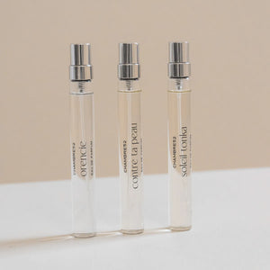 Chambre52 - Travel Set Paris zeigt drei 10-ml Duftfläschchen mit Orencie, Couture la Peau und Soleil Tonka vor hellem Hintergrund