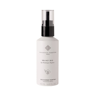 Essential Parfums - Velvet Iris Parfumnachfüllung in weißem Sprayflakon mit schwarzem Sprühkopf vor weißem Hintergrund