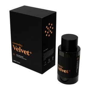 Commodity - Velvet+ schwarzer Flakon mit kupferfarbenem Schriftzug neben passender schwarzer Verpackung auf weißem Hintergrund