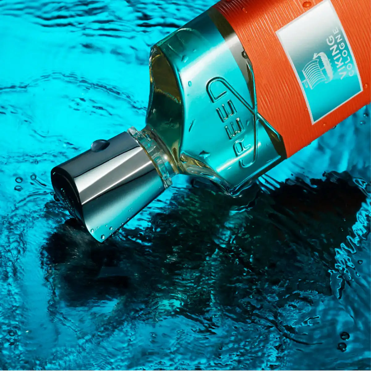 Creed - Viking Duftflakon mit silbernem Zerstäuber und orangem Etikett auf reflektierendem blauen Wasserhintergrund