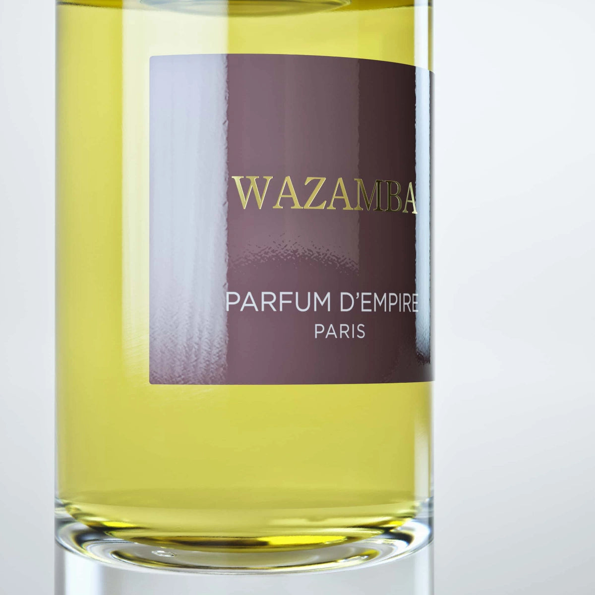 Parfum d'Empire - Wazamba Glasflakon mit bernsteinfarbenem Duft und dunkelbraunem Etikett vor weißem Hintergrund
