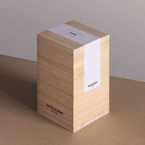 Marie Jeanne - Adèle Holzverpackung mit minimalistischem Etikett in natürlichem Holzdesign auf schlichtem Hintergrund