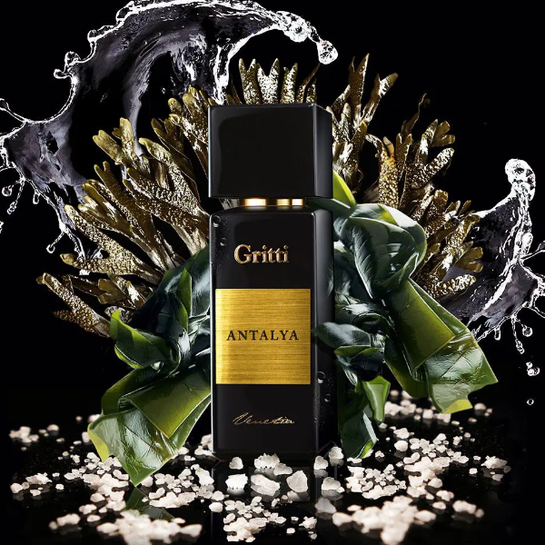 Gritti - Black Collection - Antalya Parfumflakon in schwarzem Design mit goldenem Etikett vor dekorativen Blättern und Wasseroptik