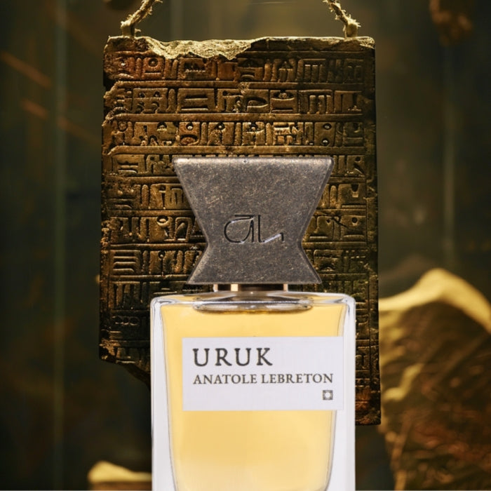 Anatole Lebreton - Artefacts - Uruk Parfumflakon mit markantem, antik inspiriertem Verschluss vor historischer Tafel