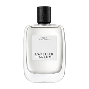 L'Atelier Parfum - Opus 4 - Berry Shiver Flakon mit schwarzem Holzverschluss auf weißem Hintergrund