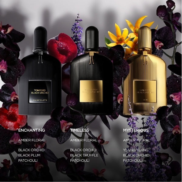 Tom Ford - Signature - Black Orchid - Eau de Parfum in stilvollen Flakons umgeben von dunklen Orchideen und Blumenarrangements