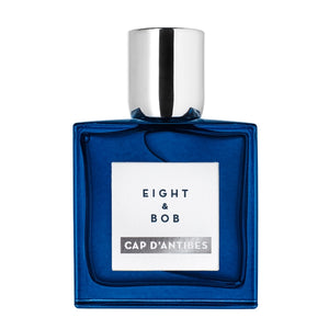 Eight & Bob - Cap d'Antibes Parfumflakon in tiefblauem Glas mit schlichtem weißem Etikett und silbernem Verschluss elegant gestaltet